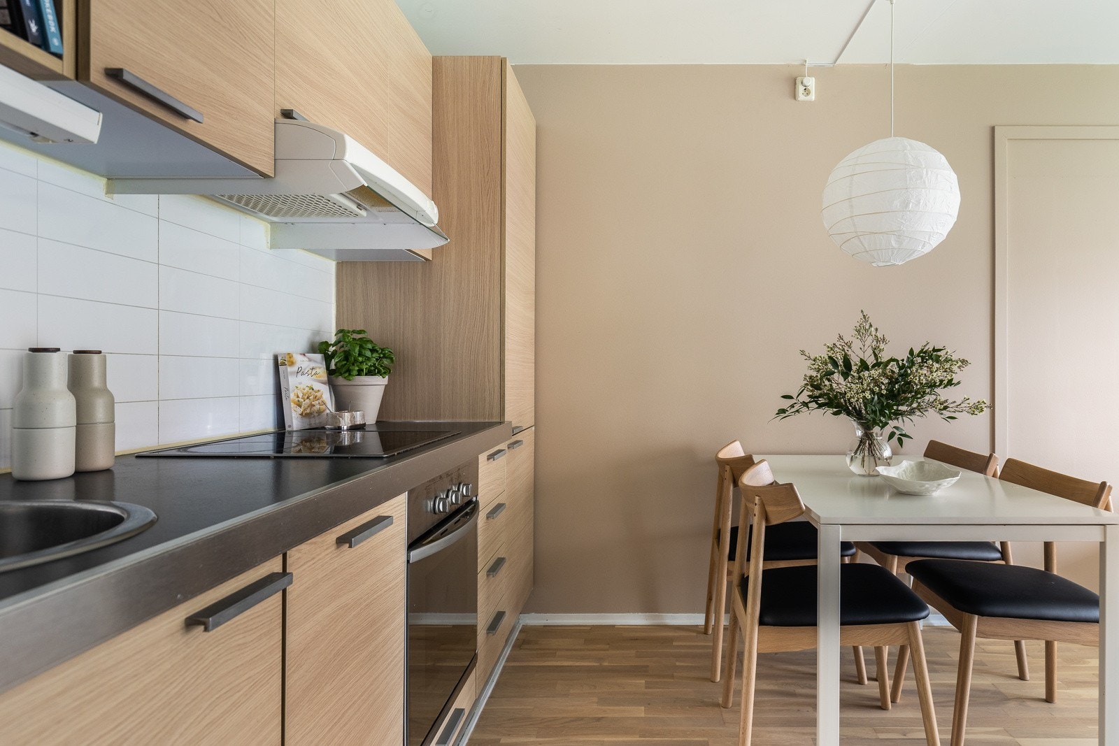 Kjøkkenet har godt med skap- og benkeplass, samt integrerte hvitevarer som kombiskap, oppvaskmaskin, platetopp og stekeovn Galleribilde