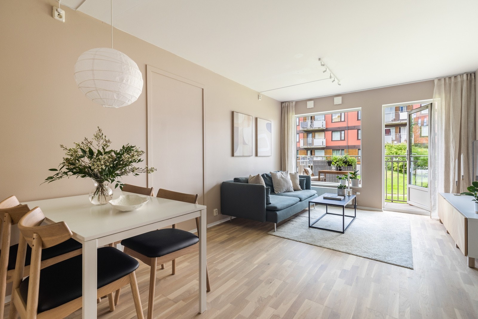 Felleskostnader inkluderer bl.a. strømforbruk, fjernvarme, kabel-TV/internett og kommunale avgifter. Galleribilde