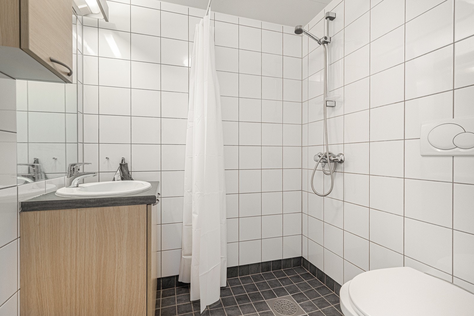 Flislagt bad med gulvvarme i utleiedel. Galleribilde