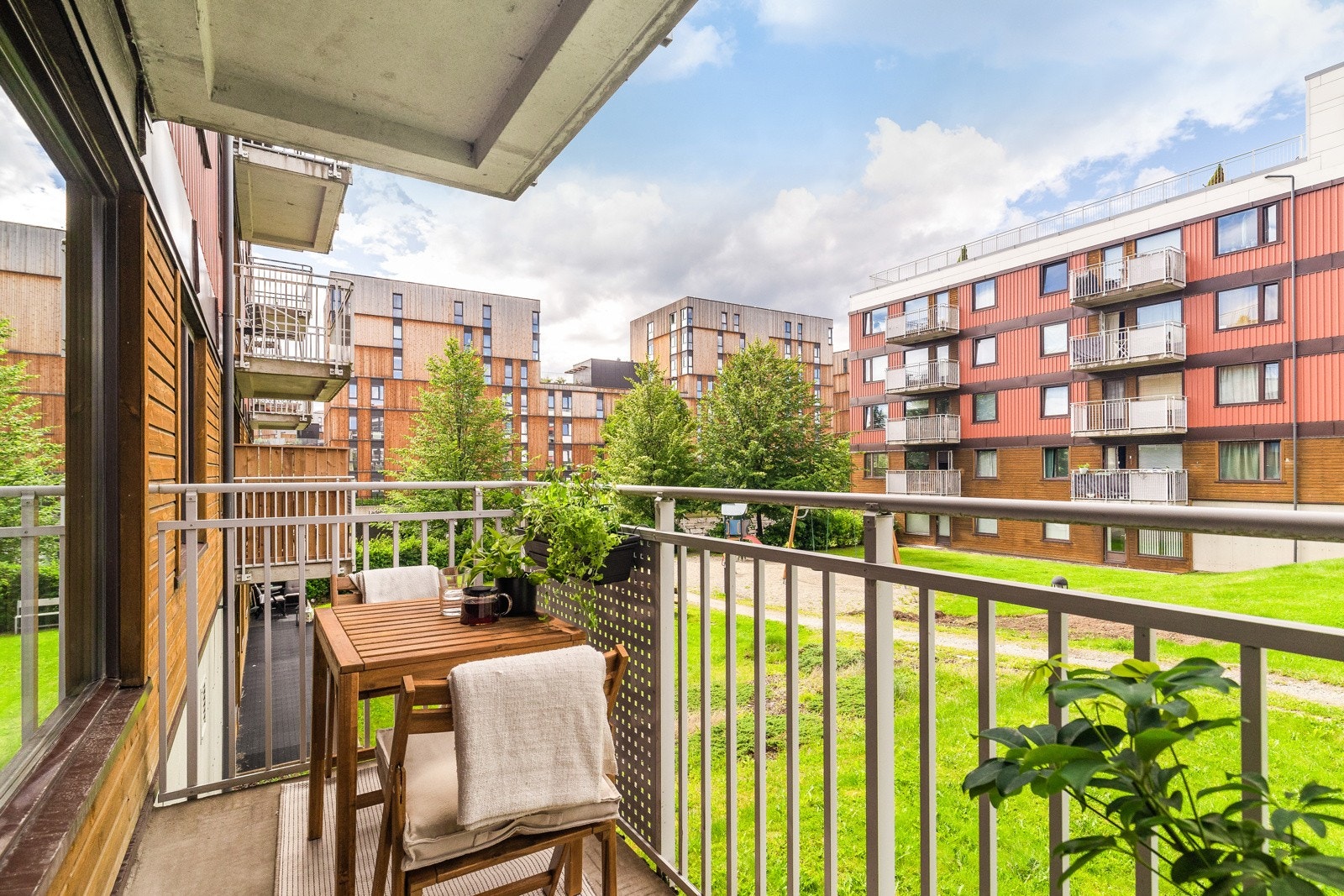 Sol på balkong om sommeren fra rundt 14.30-19.30 Galleribilde