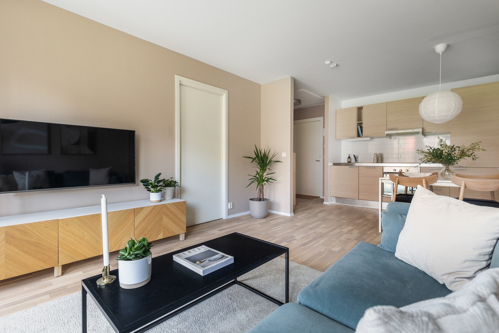 Parkettgulv som er slipt og lakkert i moderne farger av profesjonelle i mai 2024 Galleribilde