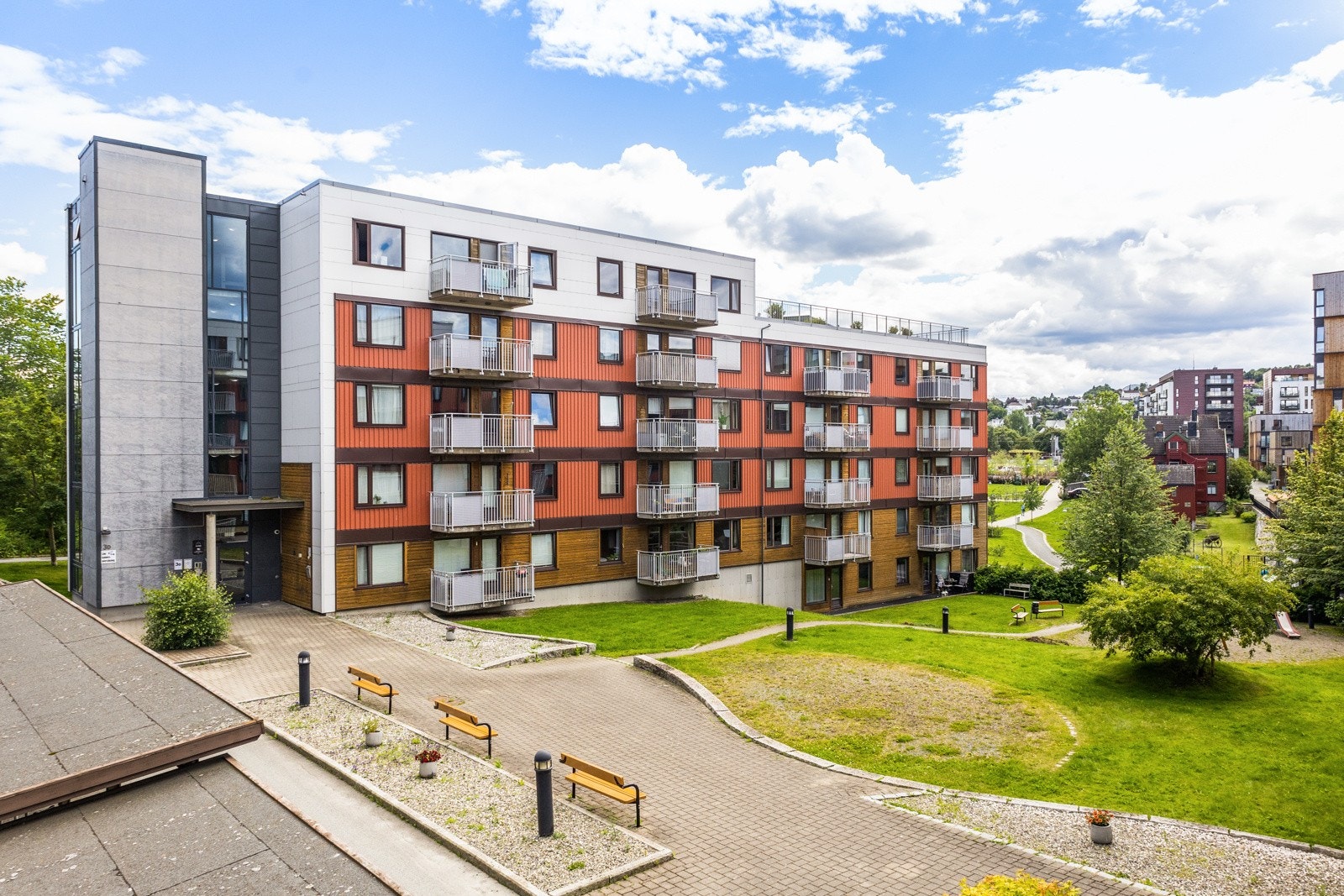 Leiligheten skiller seg ut med et usedvanlig godt bo-økonomisk regnestykke, hvor utleiedel dekker store deler av felleskostnaden, som inkluderer strøm, fjernvarme, kommunale avgifter, tv/internett og drift/vedlikehold . Galleribilde