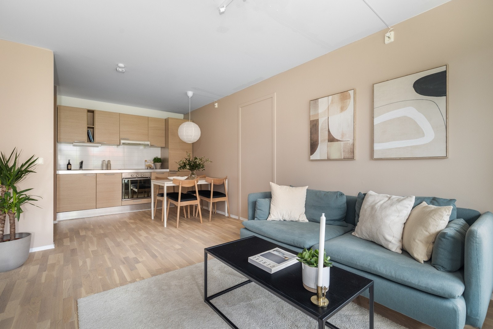 Hoveddelen har et stort oppholdsrom som er lett å innrede. Galleribilde