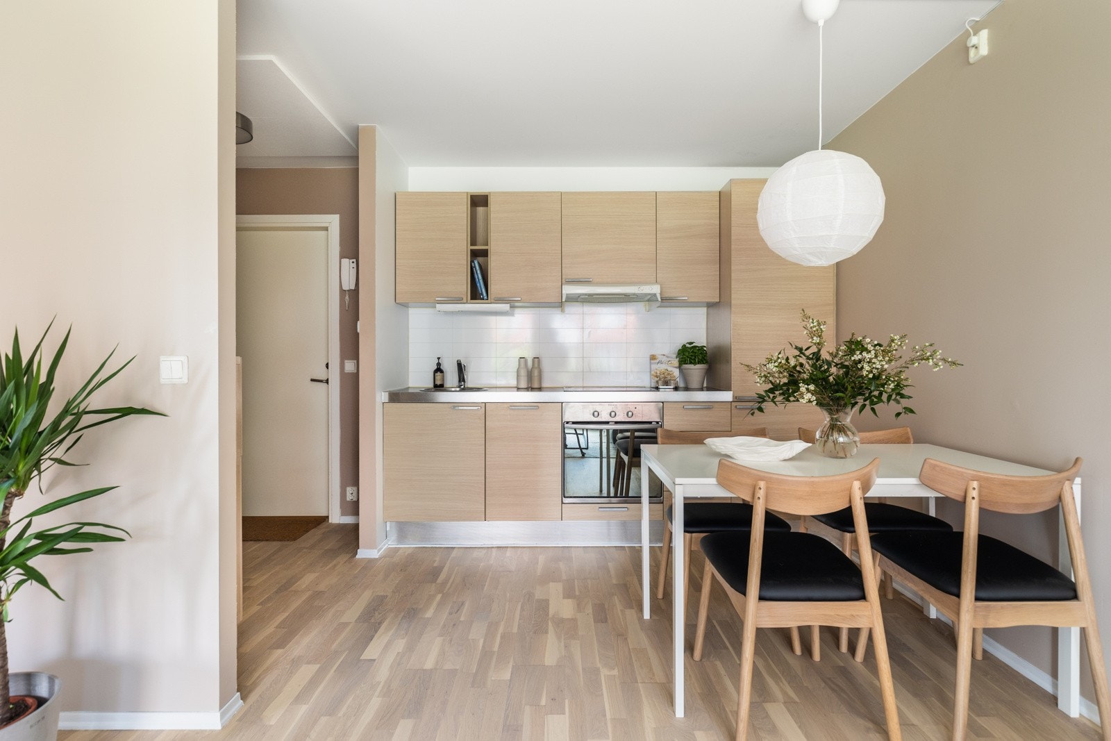 Plass til spisebord mellom stue og kjøkken. Galleribilde