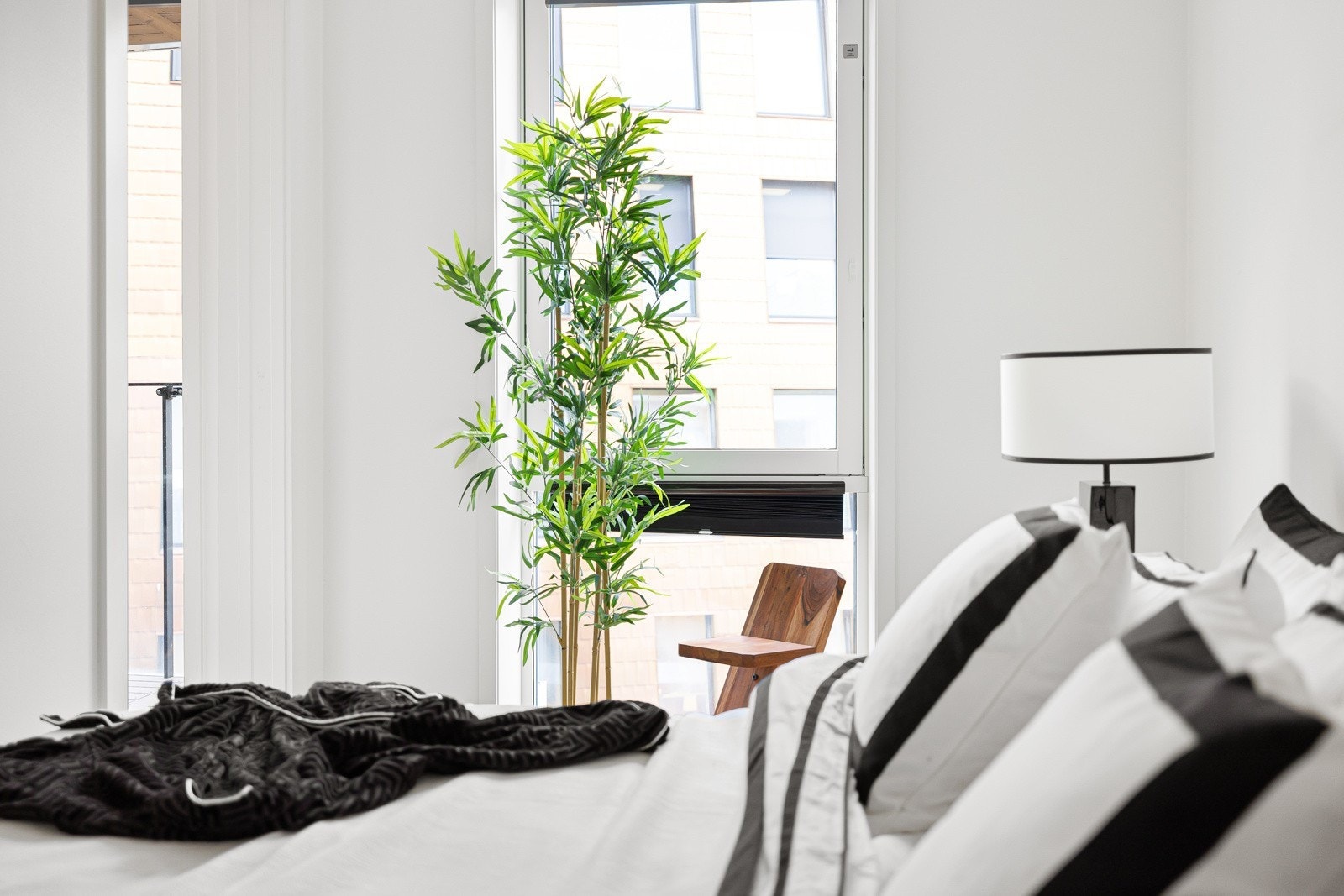 Store vinduer slipper inn naturlig lys, og rommet har en behagelig atmosfære med lysmalte vegger og pent parkettgulv. Galleribilde