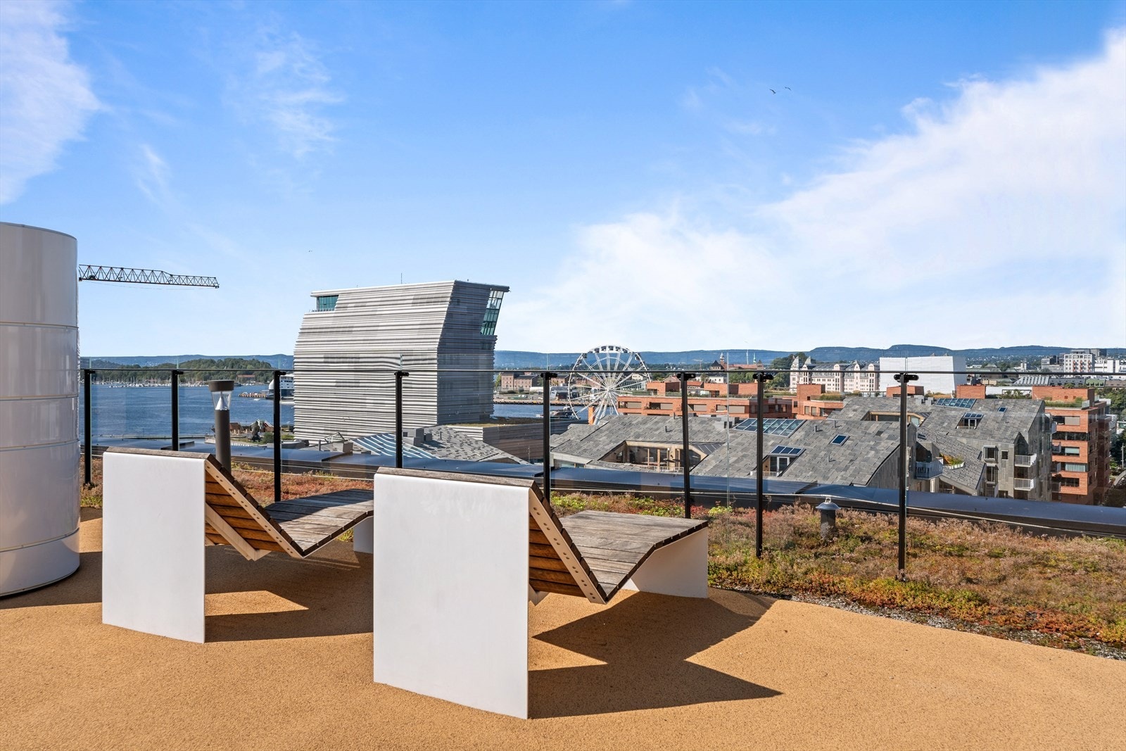 Her har vi gleden av å presentere en lekker 2-roms selveierleilighet med gjennomgående høy standard og sør-vendt balkong. Leiligheten ligger i et moderne bygg fra 2019 med heis og felles takterrasse som byr på fantastisk utsikt og gode solforhold. Galleribilde