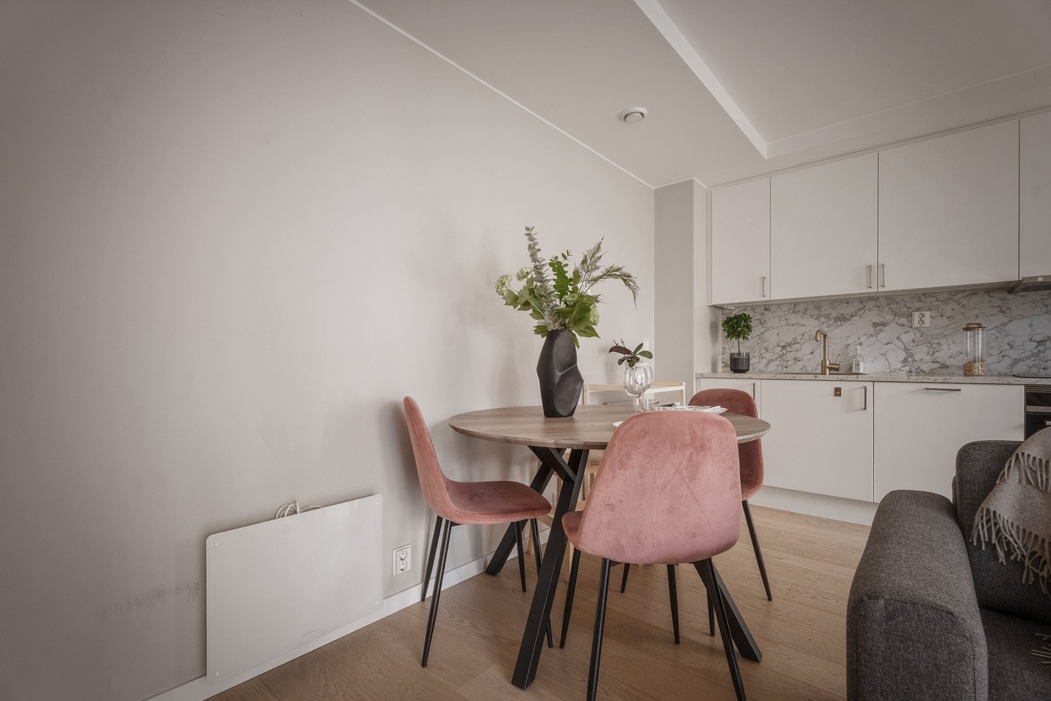 Det er god plass til sofagruppe, multimedia og spisebord. Galleribilde