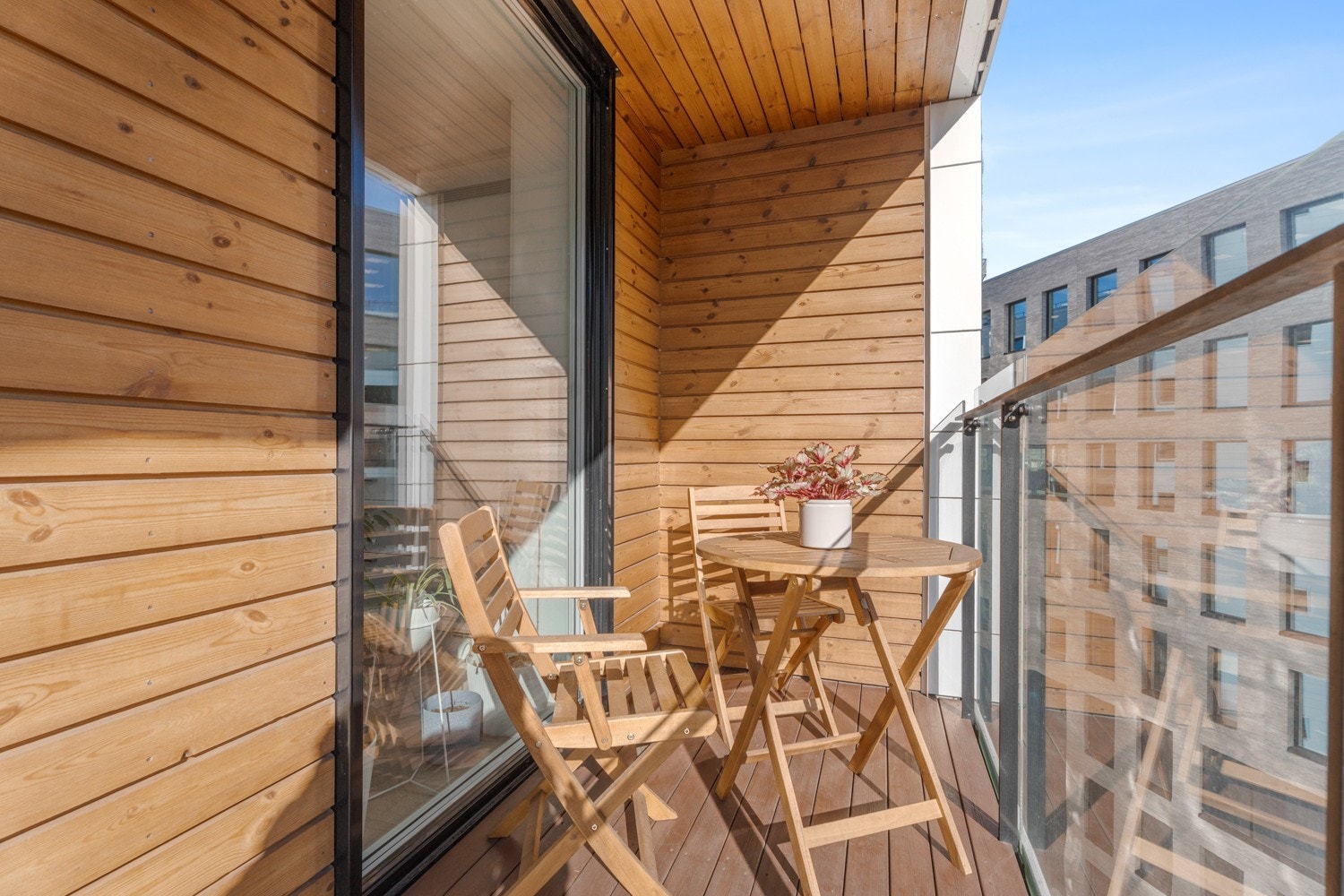 Fra stuen er det utgang til en sørvendt balkong på ca. 6m², med plass til ulike typer utemøbler. Galleribilde