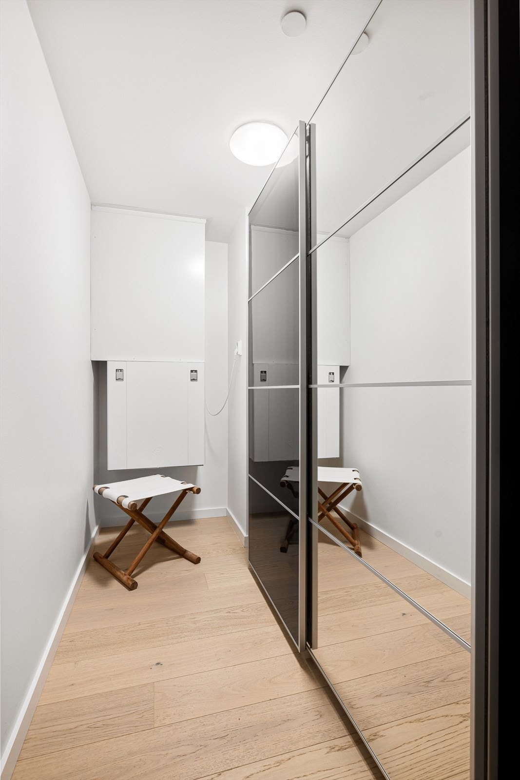 Entréen er tilknyttet et romslig omkledningsrom/bod med svært gode lagringsmuligheter. Galleribilde