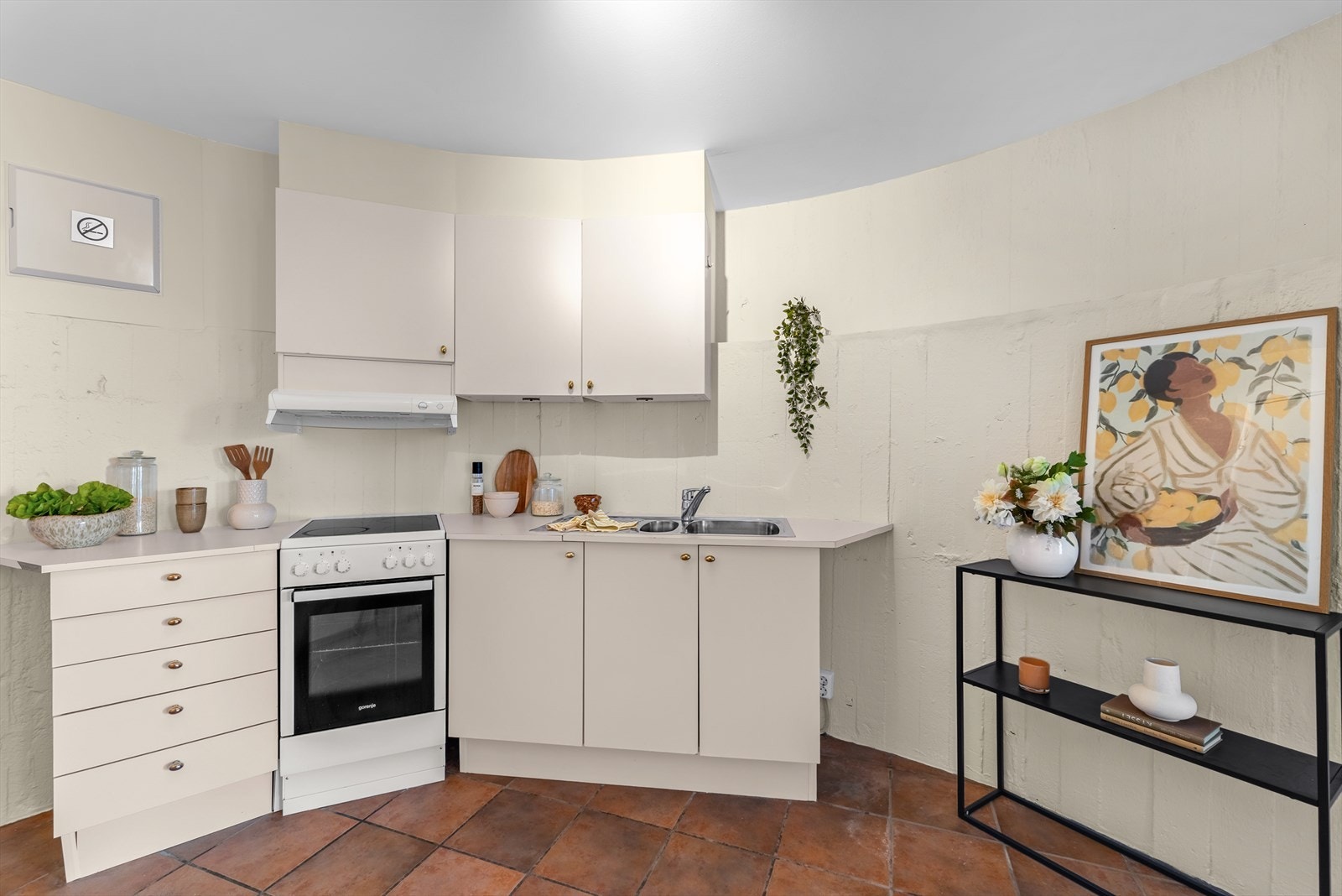 Kjøkkenet er tilpasset det runde rommet, og har komfyr. Galleribilde