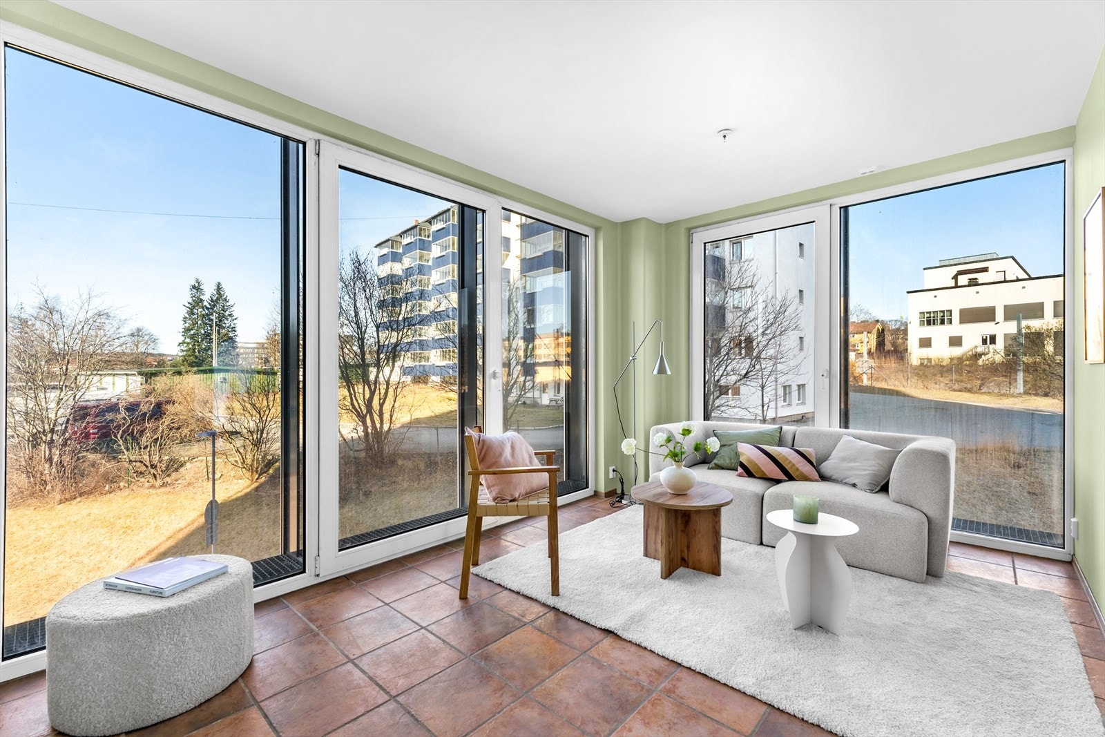 Stuen er et innbydende oppholdsrom, der store vindusflater slipper inn rikelig med naturlig lys fra to retninger. Galleribilde