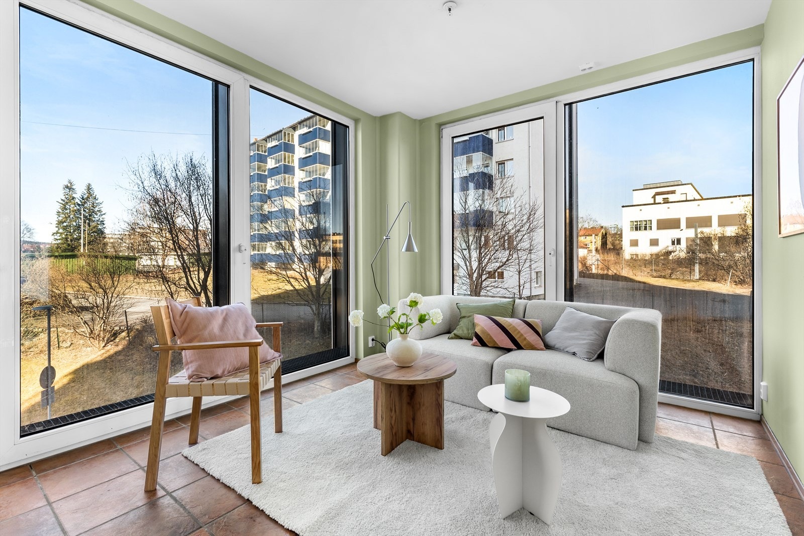 Alt lyset bidrar til en god atmosfære i stuen. Galleribilde