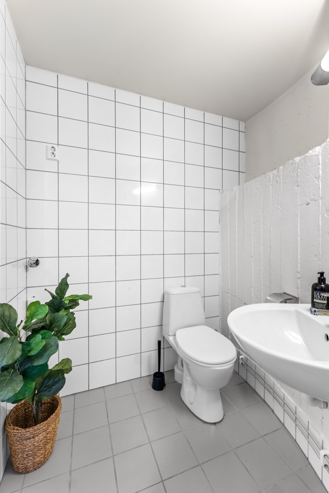 Baderomsgulvet har fliser med varme. Galleribilde