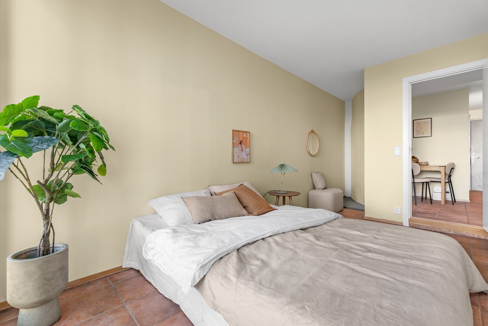 Soverommet er malt i en dus beigetone for en behagelig atmosfære. Galleribilde