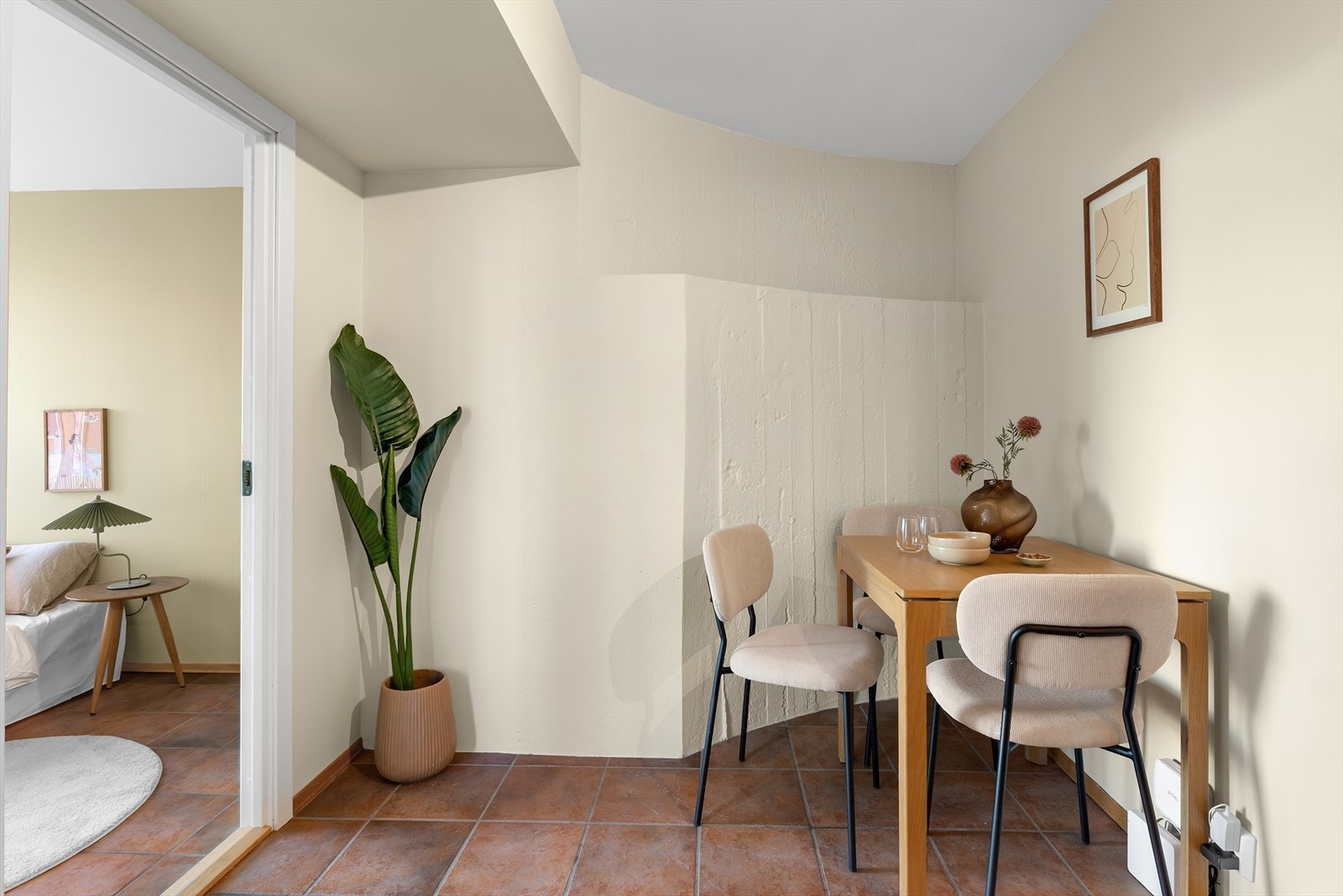 På kjøkkenet er det rom for en hyggelig, liten spiseplass, perfekt til rolige morgenstunder med kaffekoppen i hånda. Galleribilde