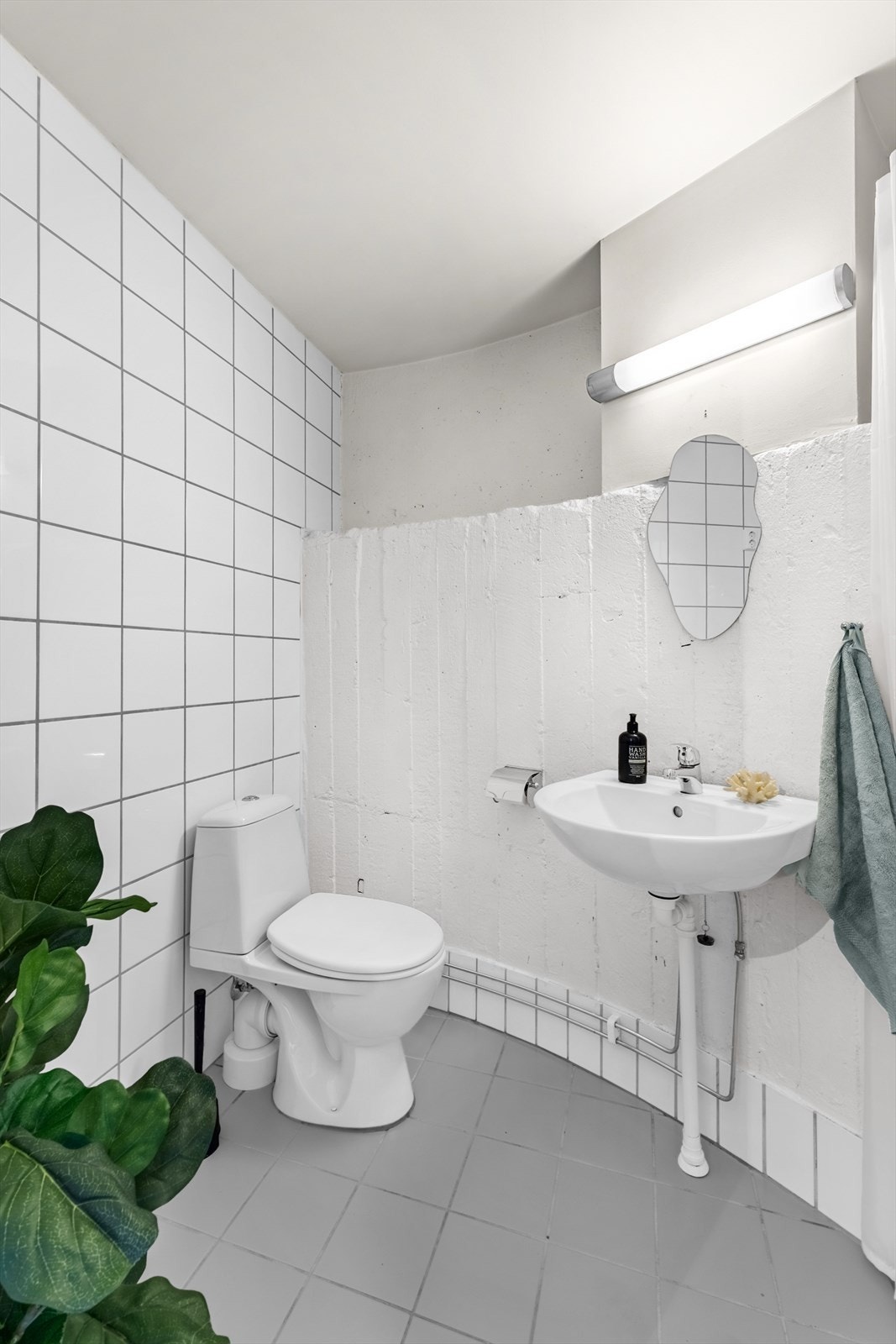 Badet er en del av den unike utformingen i leiligheten. Galleribilde