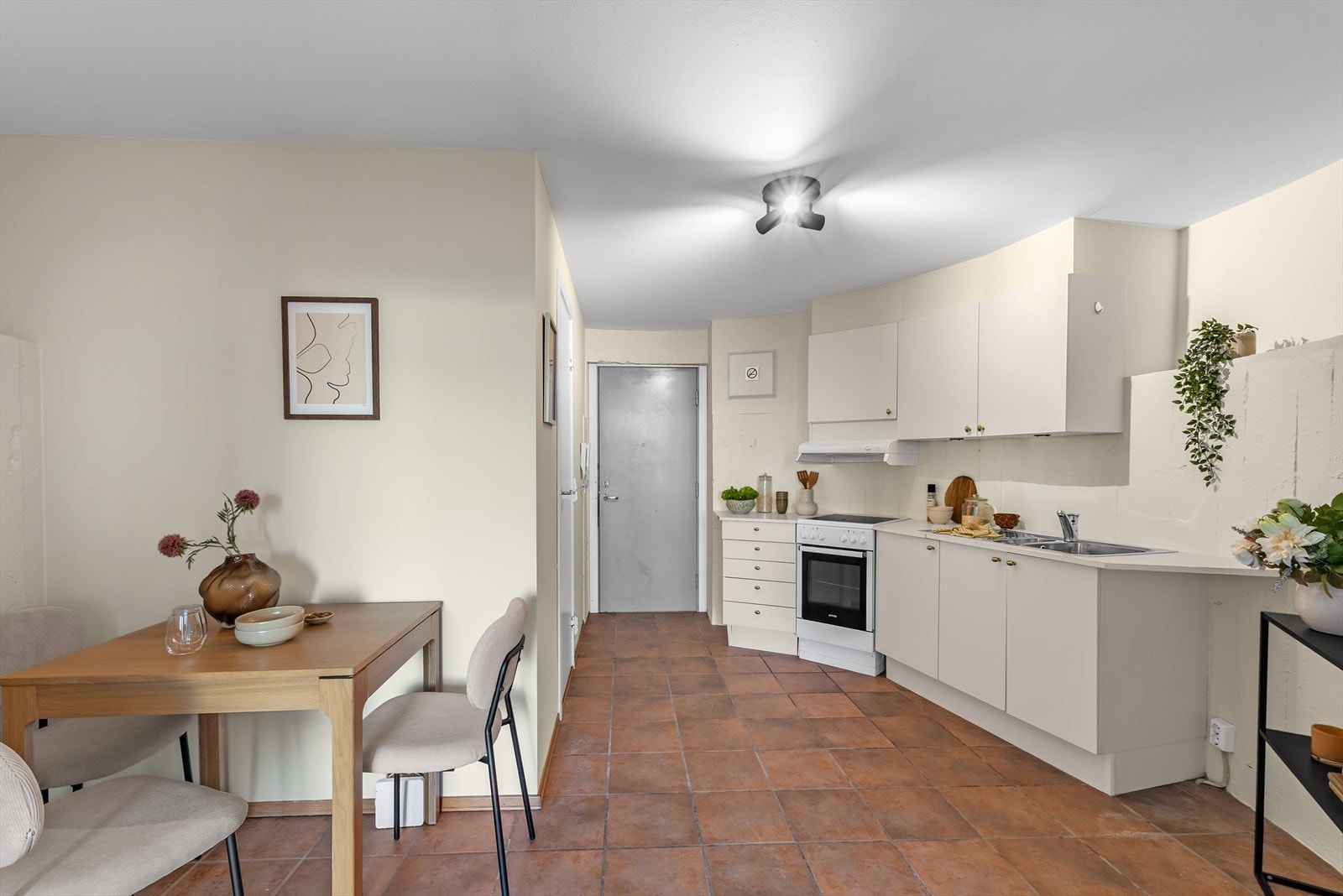 Man kommer rett inn på kjøkkenet, og det finnes en løsning for elektronisk callingsystem som gjør at du enkelt kan åpne porten med mobiltelefon. Galleribilde