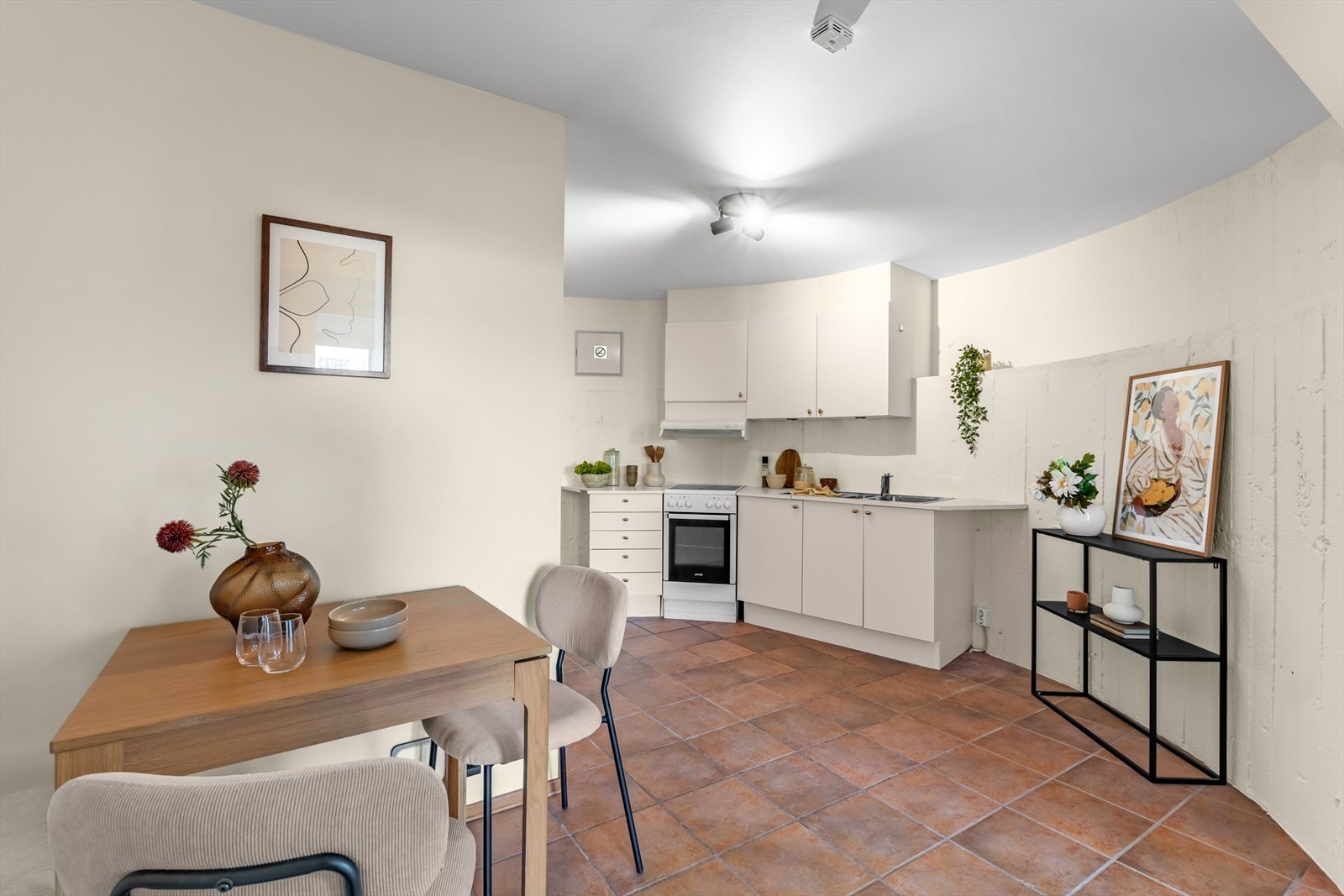 Velkommen inn i en unik og arealeffektiv 2-roms selveierleilighet, utmerket for par eller deg som er førstegangskjøper. Galleribilde