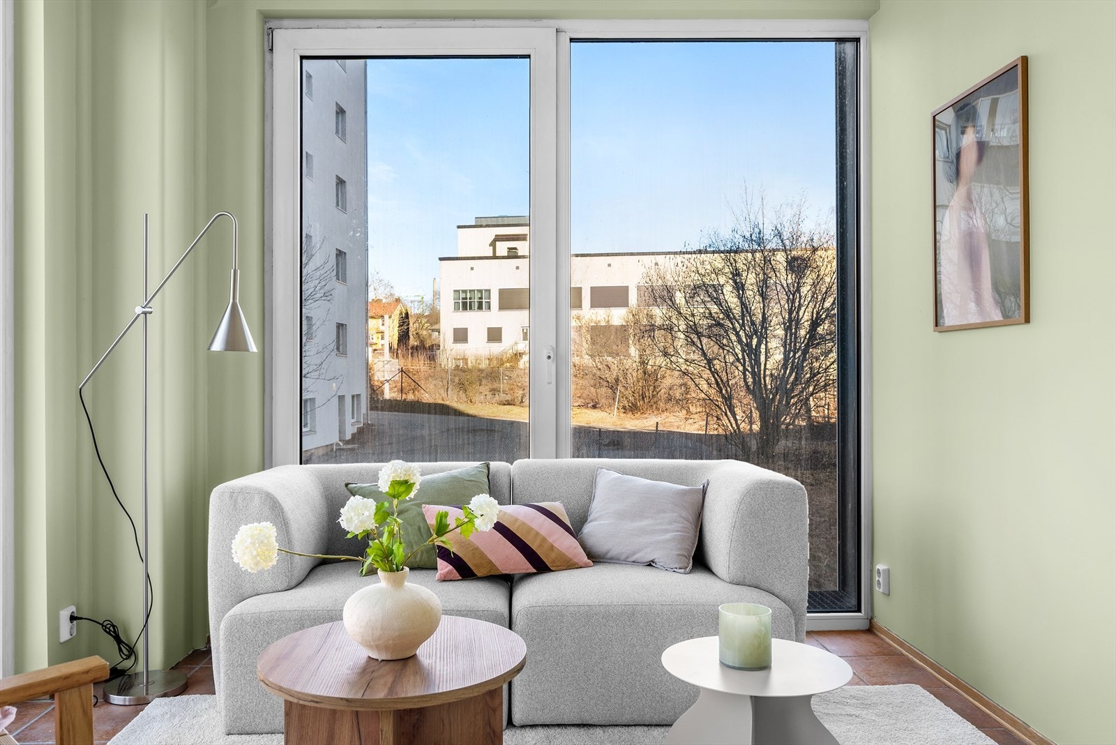 Vinduene går til gulvet og inkluderer to glassdører til en fransk balkong. Galleribilde