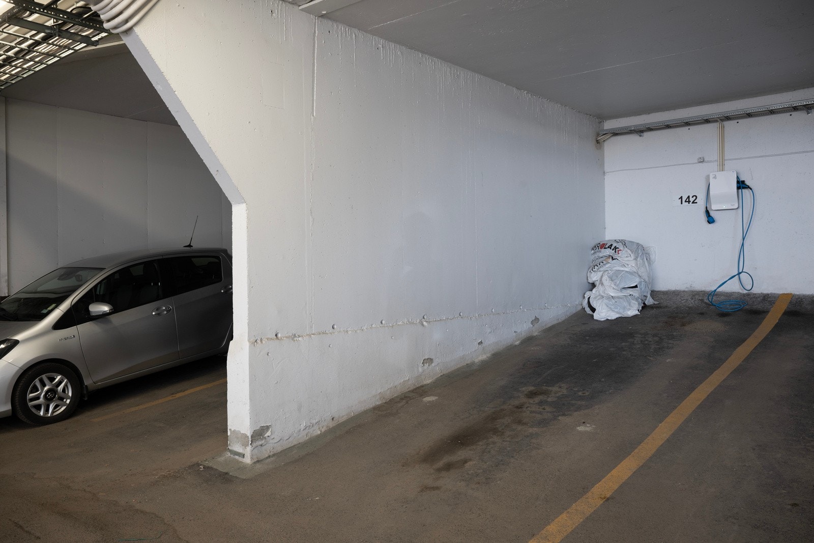 Leiligheten disponerer garasjeplass i felles anlegg. Kort avstand fra p-plass til leiligheten. Galleribilde