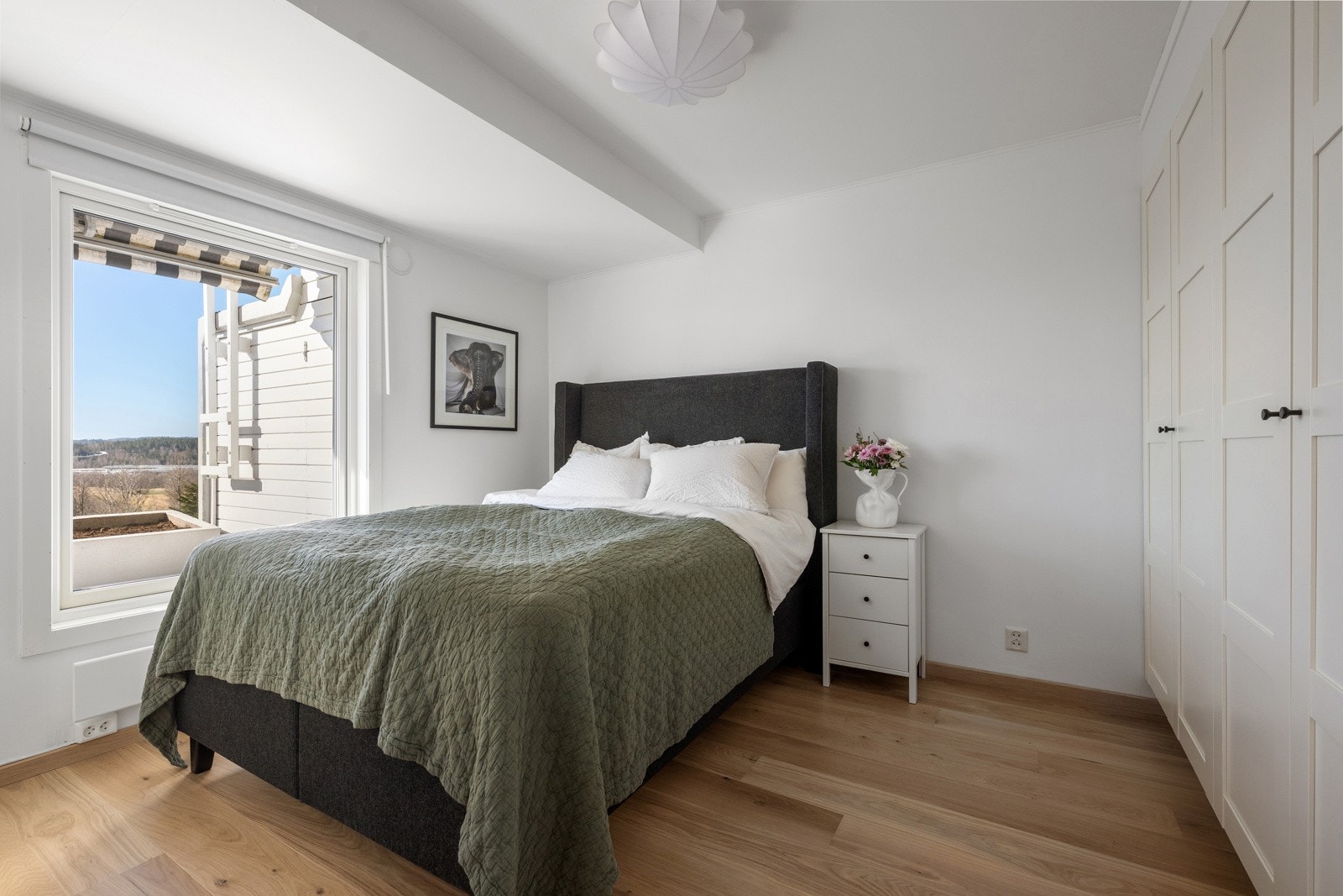 Stort soverom med stort vindu som slipper inn rikelig med naturlig lys. Det er god plass til en stor dobbeltseng og nattbord. Innebygd garderobeskap. Galleribilde