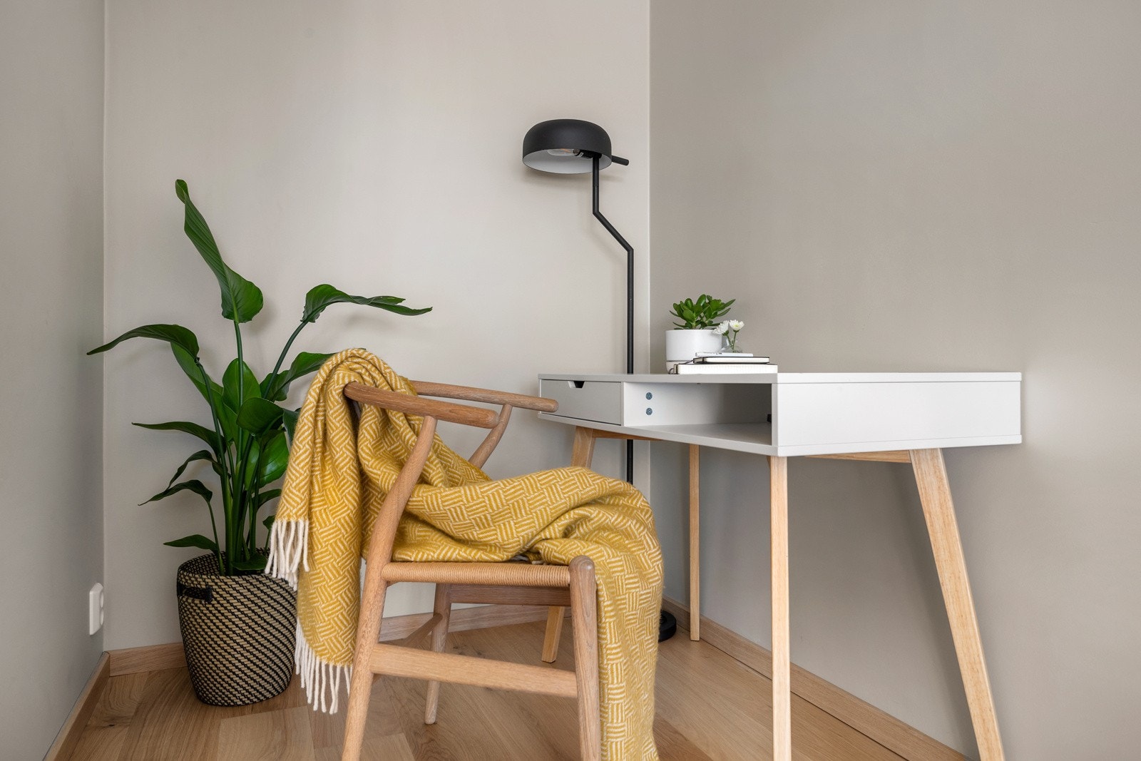 Enden av stuen er inneredet med skrivepult/arbeidsplass. Galleribilde