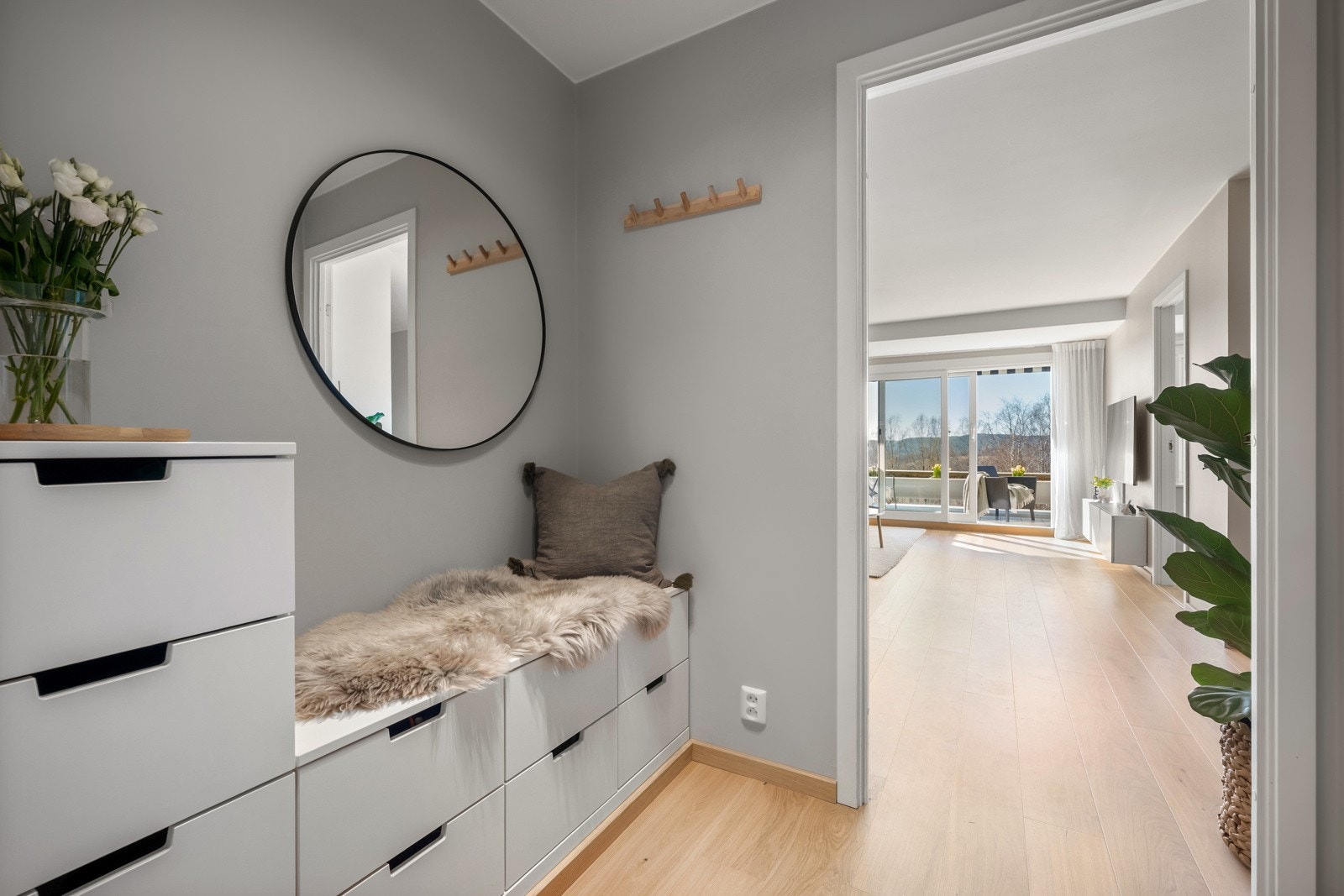 Velkommen inn! Praktisk innredning med oppbevaringsplass og sittebenk. Galleribilde