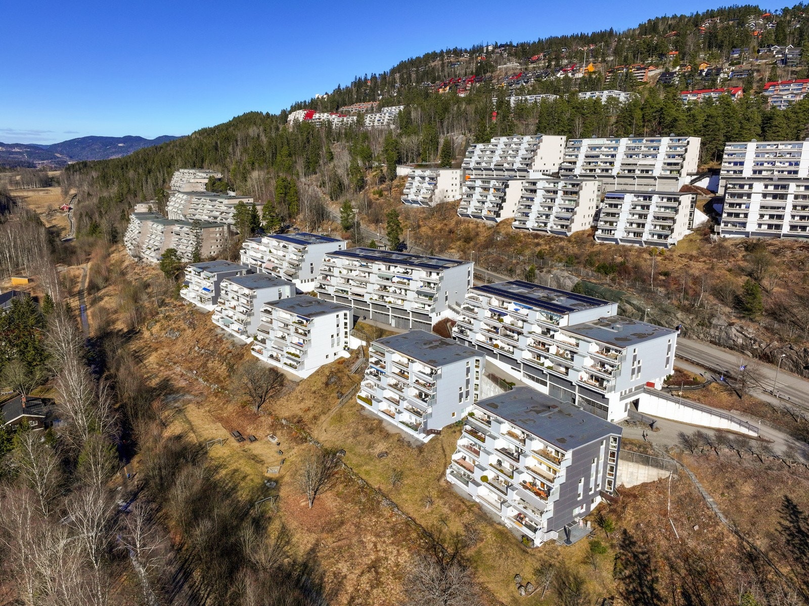Leiligheten ligger i et populært, naturskjønt og meget barnevennlig boligområde på Holmenkollens solside med marka som nærmeste nabo! Galleribilde