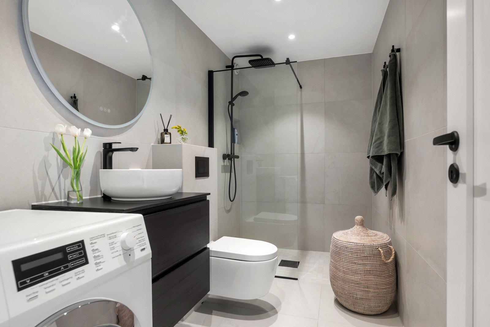 Lekkert, flislagt bad som ble pusset opp i 2023. Badet er innredet med italienske fliser. Praktisk beliggenhet ved entreen. Galleribilde