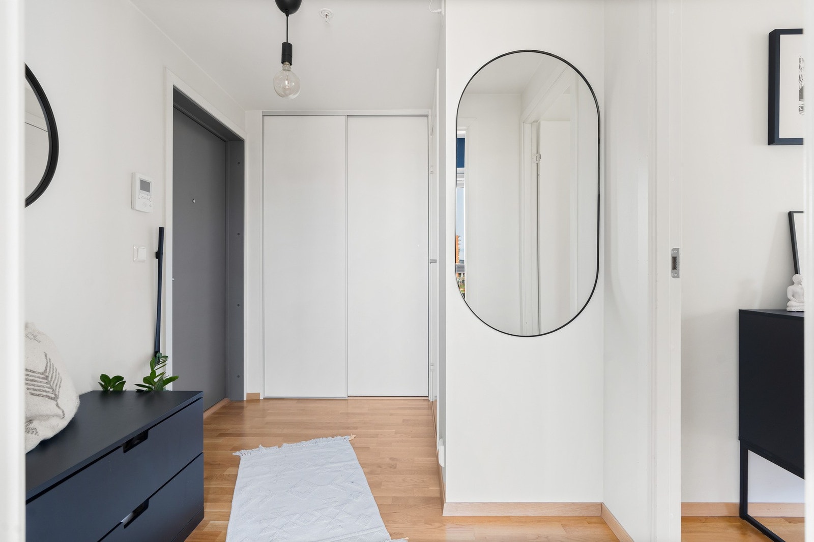 Velkommen inn til din nye bolig. Legg merke til skyvedørsgarderoben. Galleribilde