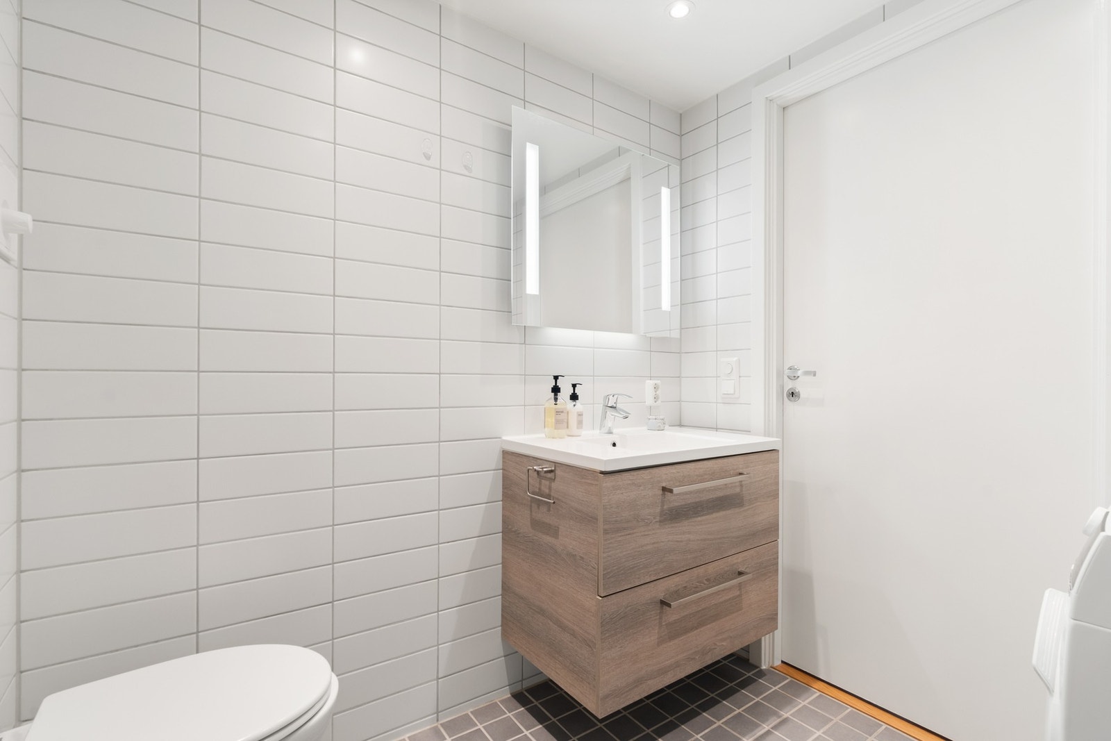 Opplegg for vaskemaskin og tørketrommel på badet. Integrert lys på speil. Galleribilde