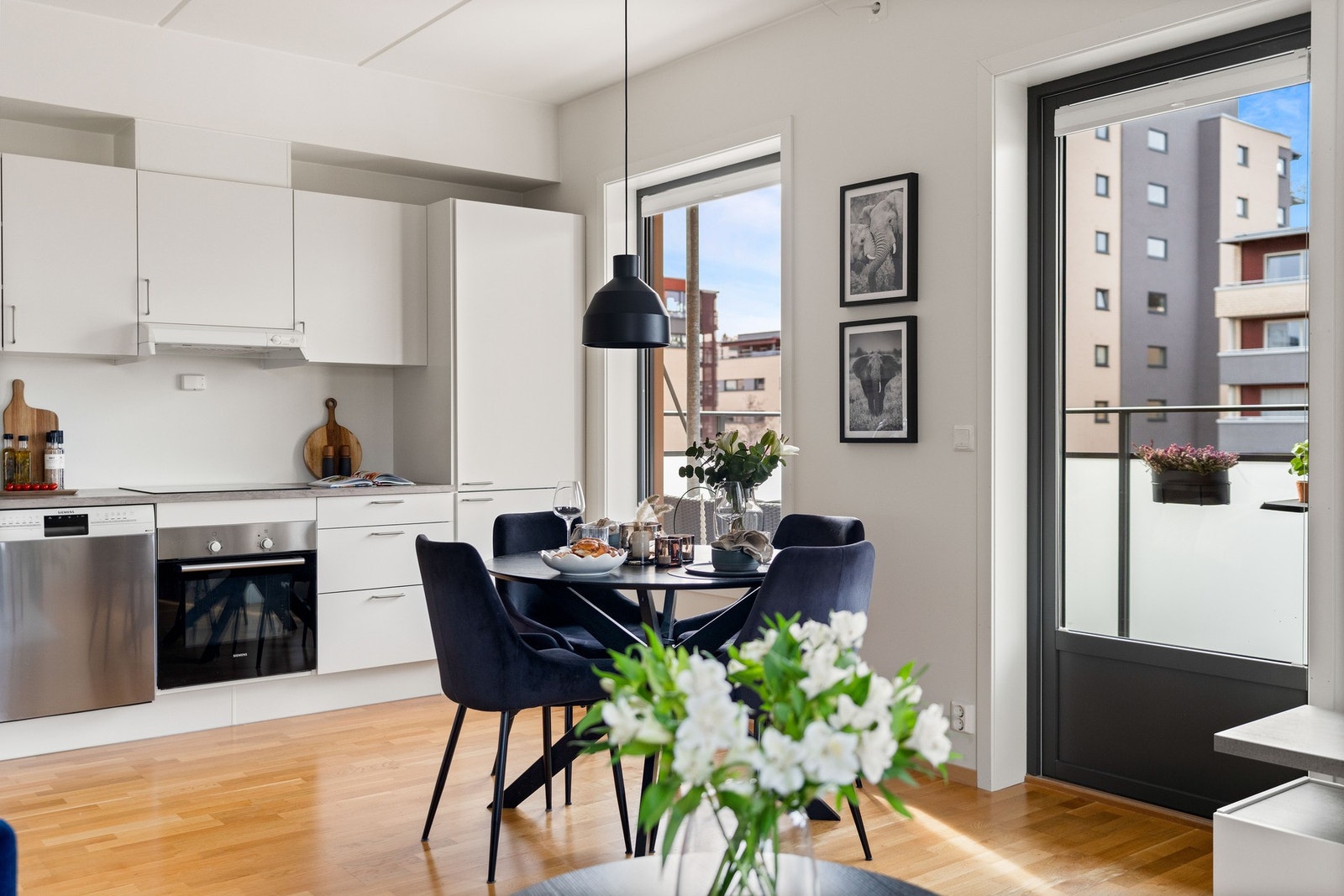 Stuens romslige størrelse gir god plass til et spisebord. Galleribilde