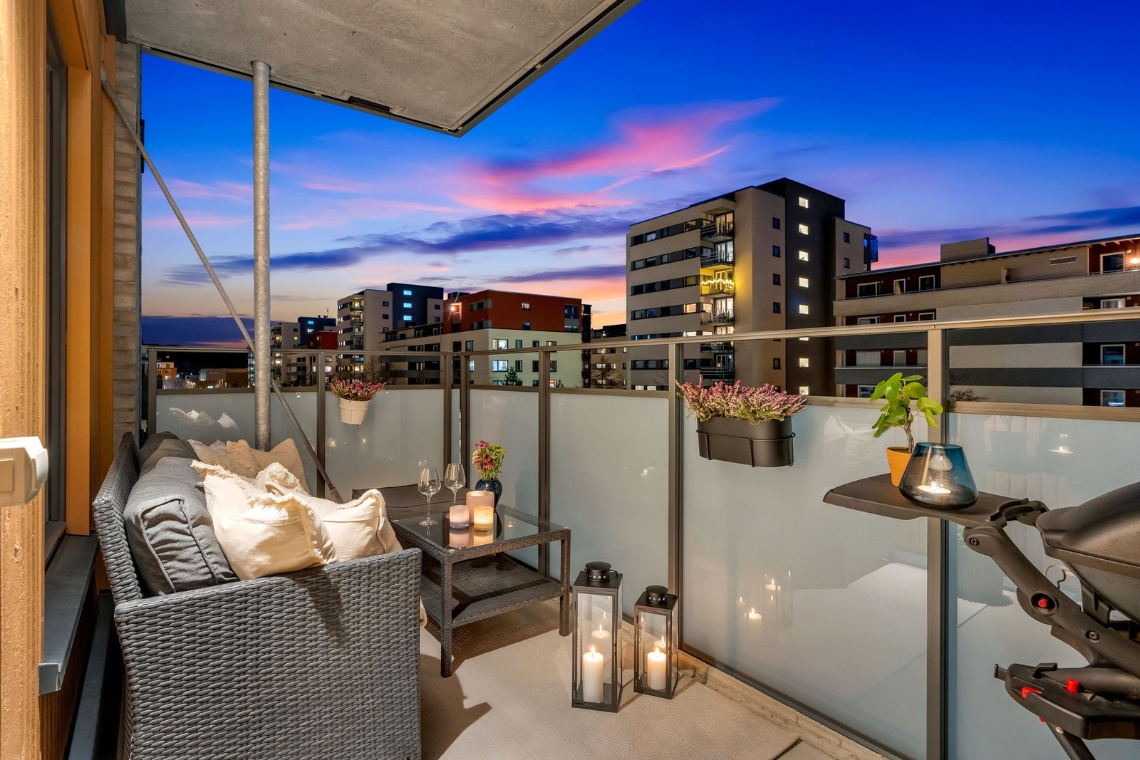 Balkongen vender mot rolige og flotte grøntarealer. Her har selger stortrivdes! Galleribilde