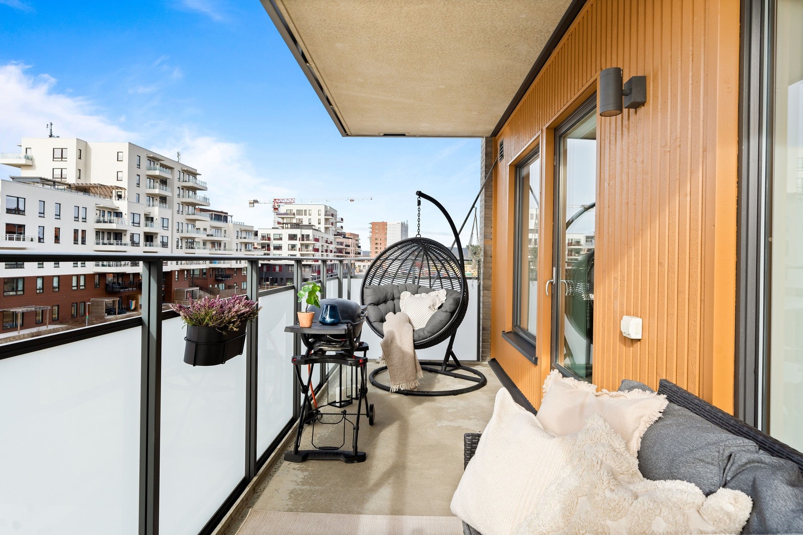 Balkongen oppleves meget usjenerende uten innsyn og med god distanse til nærmeste blokk. Galleribilde