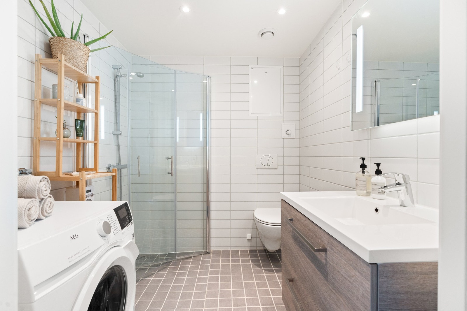 Lyst og innbydende bad fra 2018 og har flislagte overflater med varme på gulv. Galleribilde