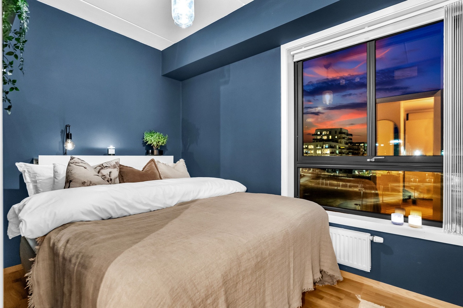 Stort soverom med plass til dobbeltseng. Fritt utsyn mot parken. Galleribilde