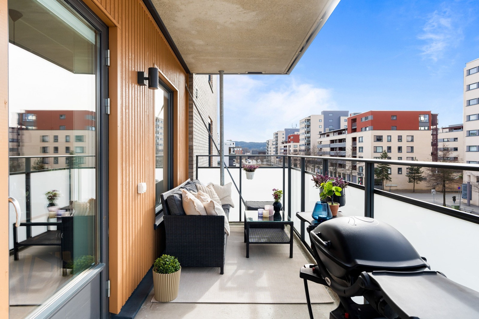 Balkongens store størrelse gir god plass til utemøbler og grill. Galleribilde