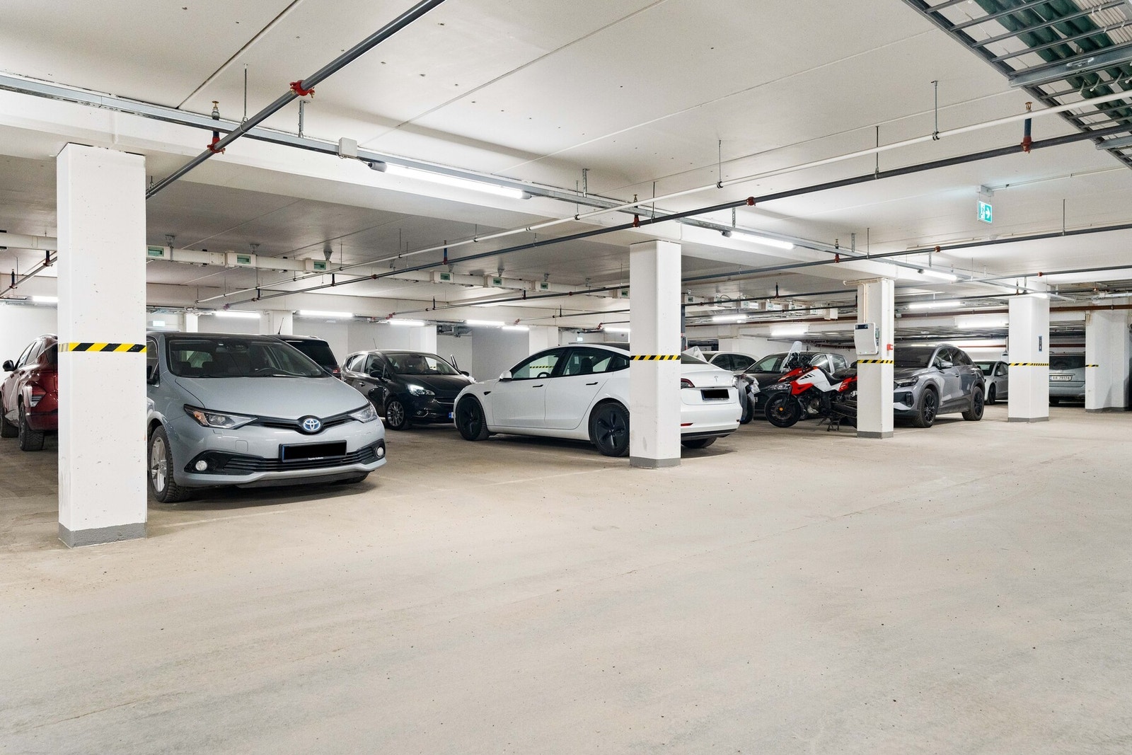 Boligen disponerer en parkeringsplass i felles garasjeanlegg. Heis rett ned. Galleribilde