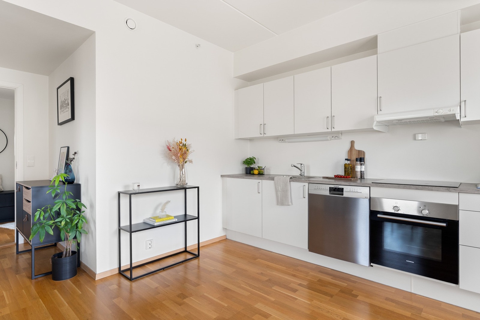 Integrert i innredningen finner du et kjøleskap med fryser, oppvaskmaskin, stekeovn og induksjonstopp. Galleribilde