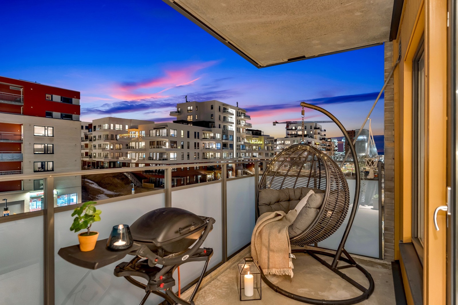 Fra stuen har du utgang til en romslig vestvendt balkong. Galleribilde