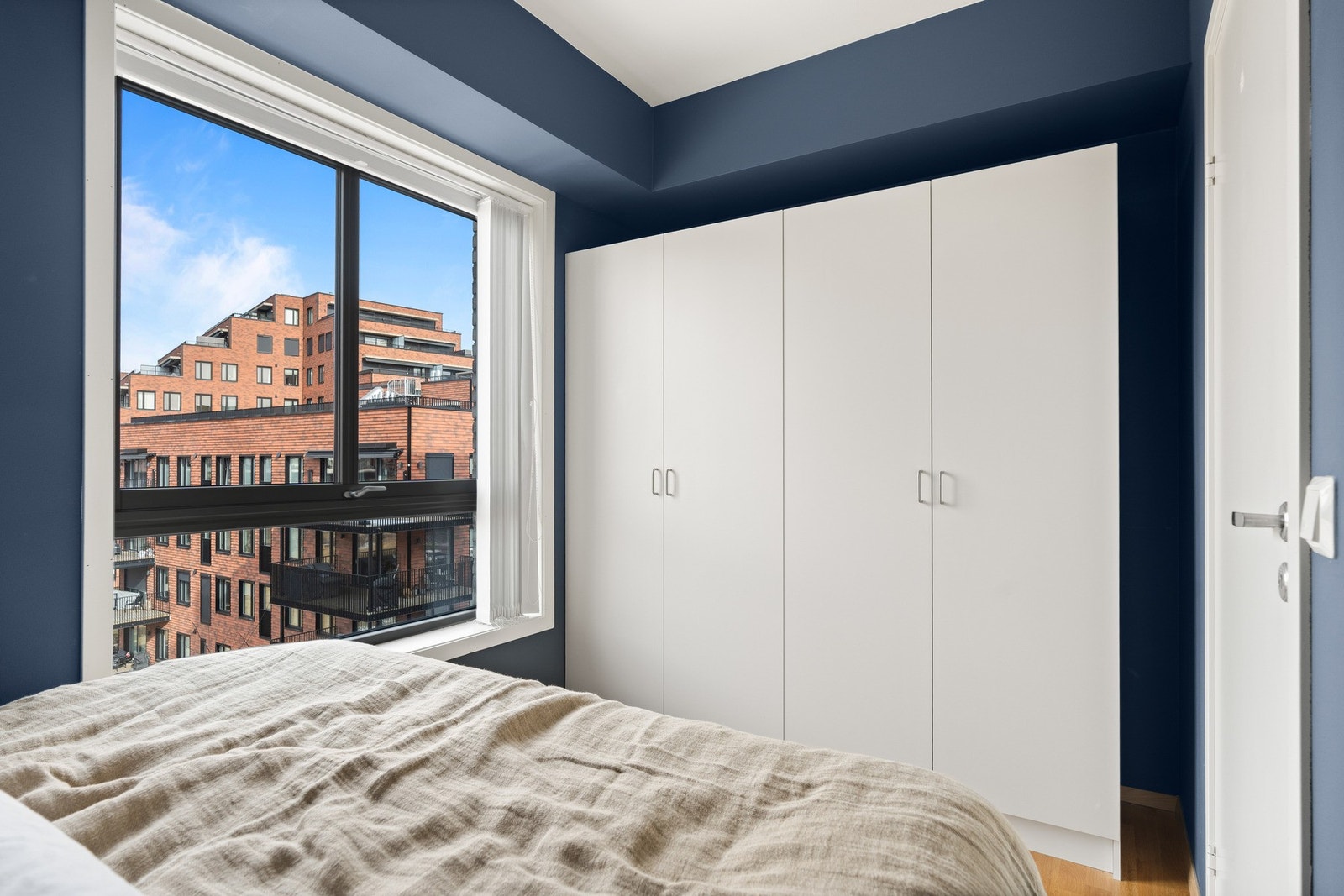 Store vindusflater sørger for rikelig med naturlig lysinnslipp og det er montert praktisk garderobeløsning. Galleribilde