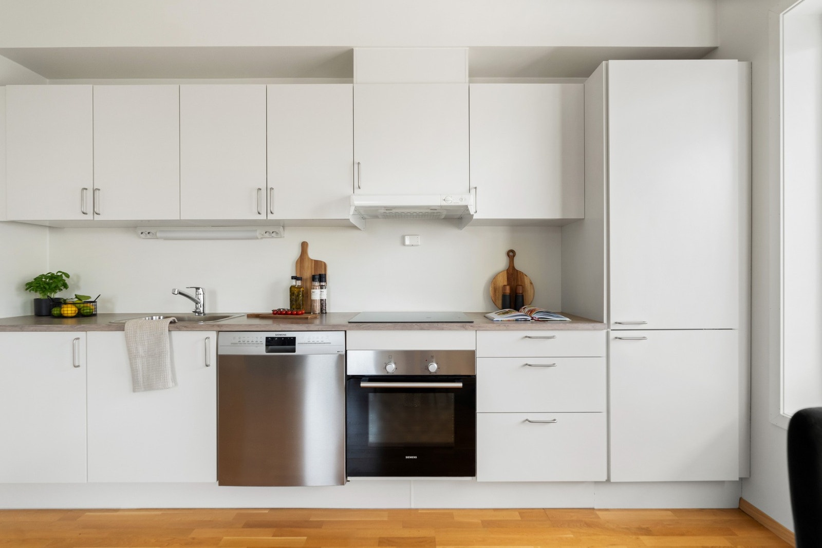 Kjøkkenet er fra 2018 og består av glatte fronter og benkeplate i laminat. Galleribilde