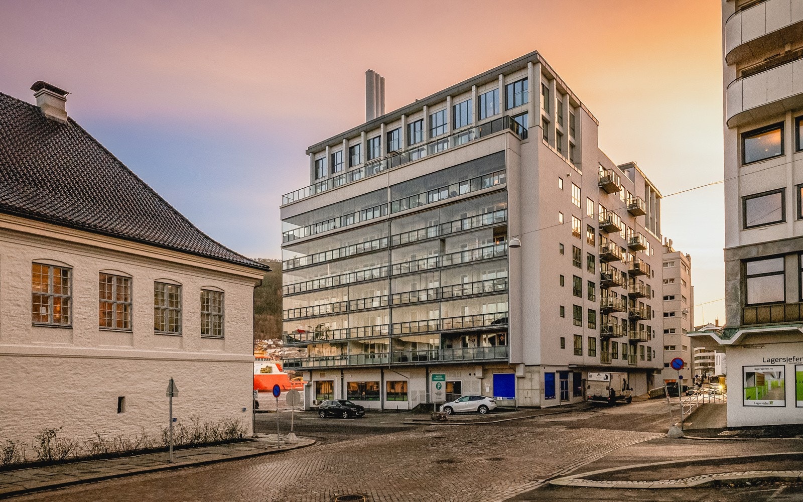 Sameiet disponerer 1316 kvm felles eiende tomt som i sin helhet er bebygget. Det er felles brygge på fremsiden av bygget. Galleribilde