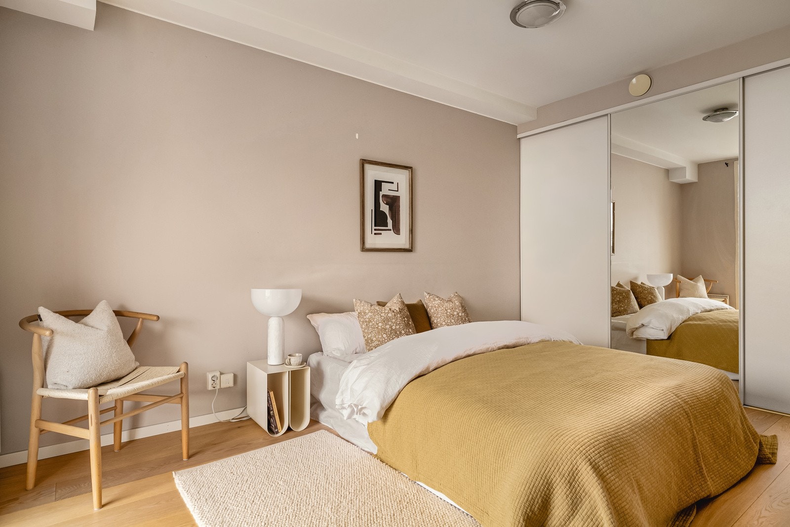 Det er godt med plass til oppbevaring i skyvedørsgarderobe. Innred med seng, garderobe og annet passende møblement. Galleribilde