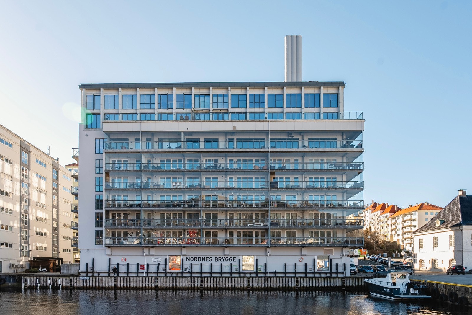 På Nordnes brygge har man den perfekte beliggenheten dersom man ønsker å bo sentralt, men samtidig skjermet for støy og bylarm. Galleribilde