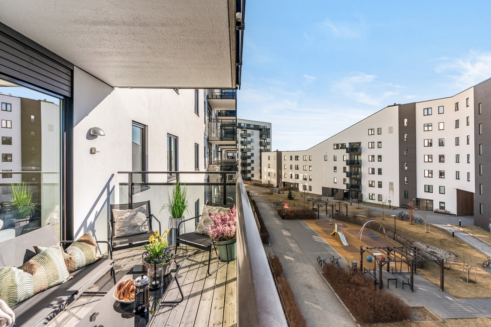 Fra balkongen er det fint utsyn mot sameiets flotte fellesareal Galleribilde