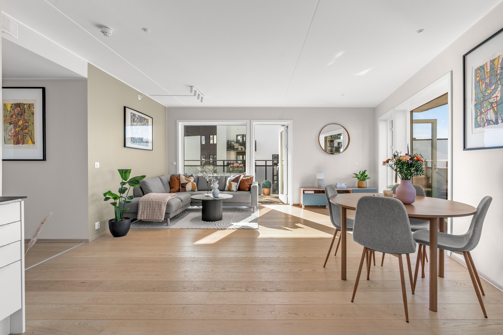 Rommet har flere møbleringsmuligheter, og har plass for stor sofa, stort spisebord, tv-løsning m.m. Galleribilde
