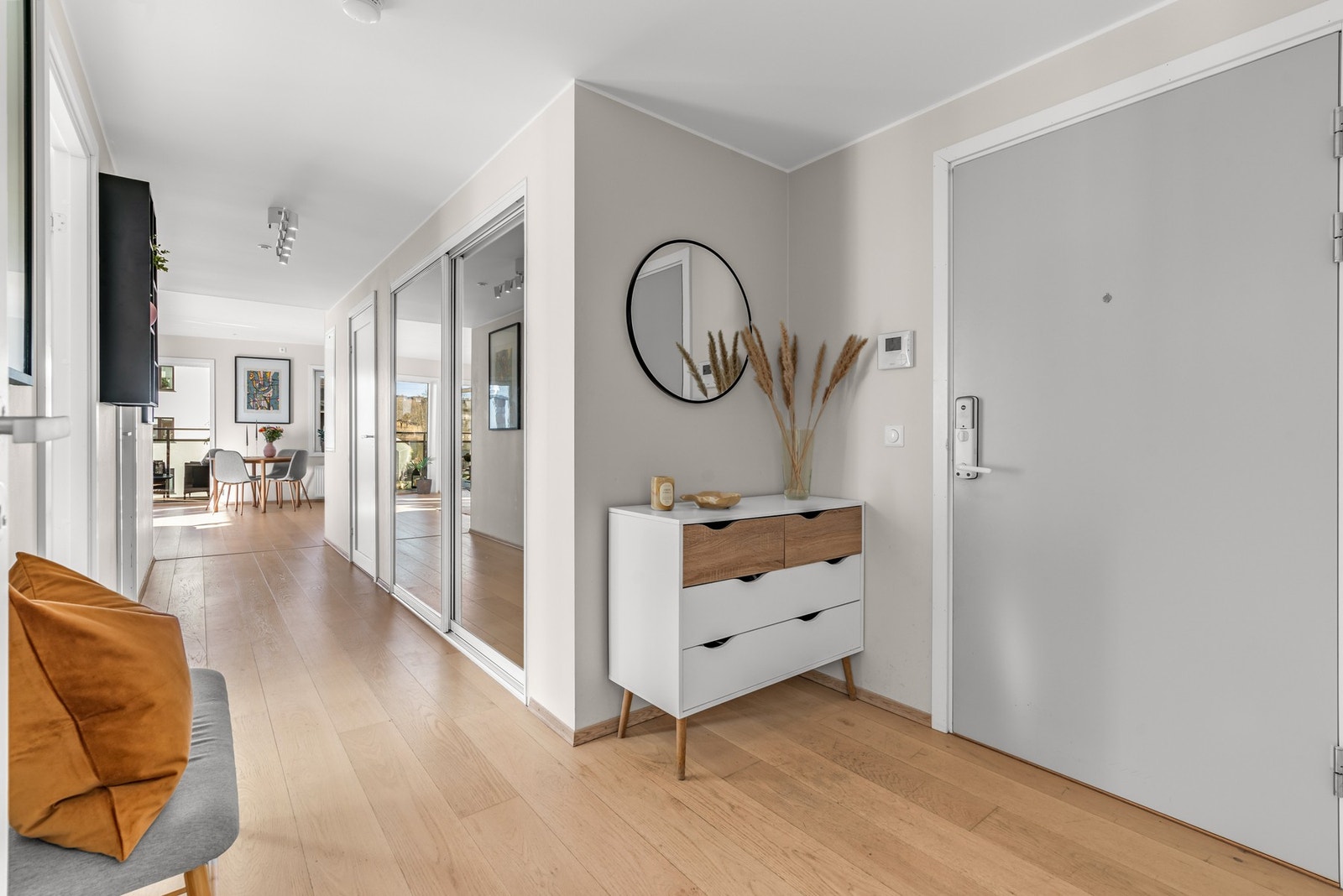 Det er heis opp til leilighetsplan i 3. etasje - En romslig entré ønsker deg velkommen inn! Galleribilde