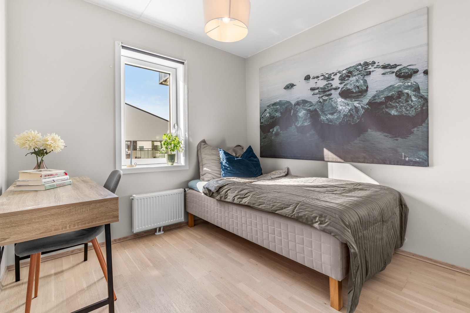 Alle soverommene er romslige, og har plass til dobbeltseng, garderobe og hjemmekontor Galleribilde