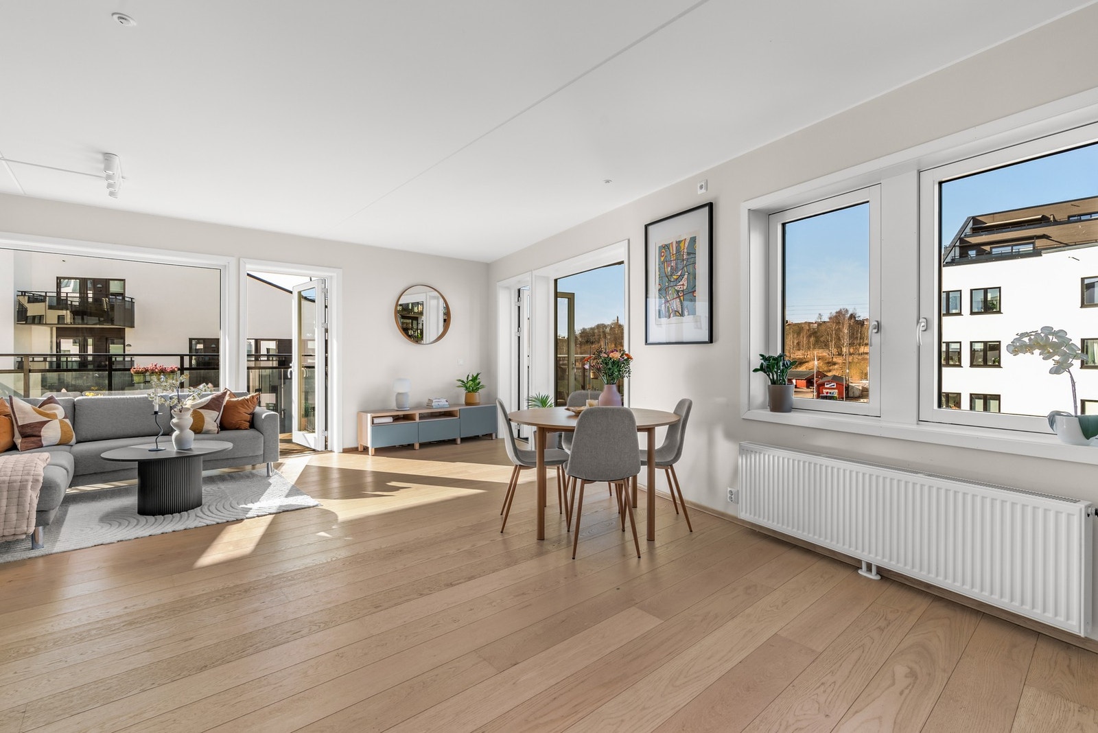 Fra stuen er det utgang til leilighetens 2 herlige balkonger Galleribilde
